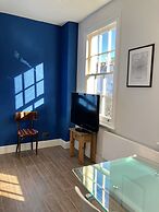 Stylish Maisonette and studio in Victoria