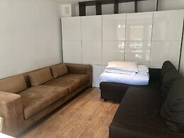 Stylish Maisonette and studio in Victoria