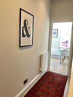 Stylish Maisonette and studio in Victoria