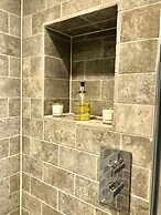 Stylish Maisonette and studio in Victoria