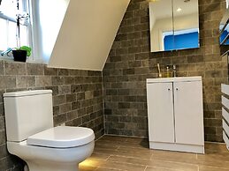 Stylish Maisonette and studio in Victoria