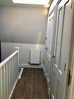 Stylish Maisonette and studio in Victoria