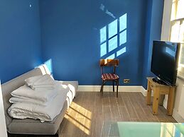 Stylish Maisonette and studio in Victoria