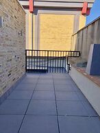 Stylish Maisonette and studio in Victoria