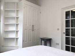 Stylish Maisonette and studio in Victoria