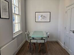 Stylish Maisonette and studio in Victoria