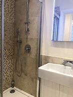 Stylish Maisonette and studio in Victoria