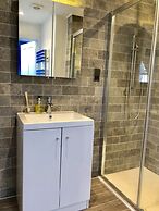 Stylish Maisonette and studio in Victoria