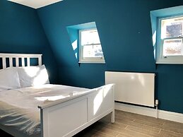 Stylish Maisonette and studio in Victoria