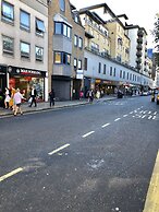 Stylish Maisonette and studio in Victoria