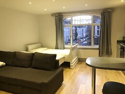 Stylish Maisonette and studio in Victoria