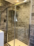 Stylish Maisonette and studio in Victoria