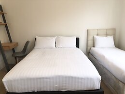 Stylish Maisonette and studio in Victoria