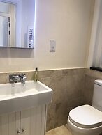 Stylish Maisonette and studio in Victoria