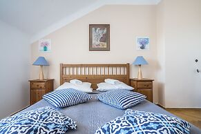 Elegant Apartment Market Square