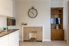 Grand Swiss Cottage Apartment