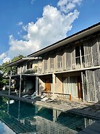 SUNKISS pool.bed.cafe