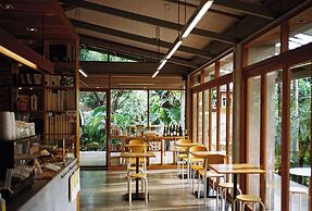 SUNKISS pool.bed.cafe