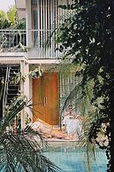 SUNKISS pool.bed.cafe