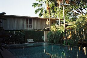 SUNKISS pool.bed.cafe