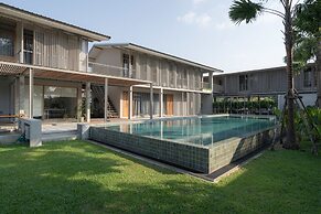 SUNKISS pool.bed.cafe