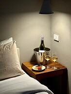 SUNKISS pool.bed.cafe