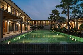 SUNKISS pool.bed.cafe