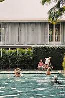 SUNKISS pool.bed.cafe