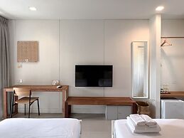 SUNKISS pool.bed.cafe