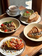 SUNKISS pool.bed.cafe