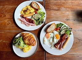 SUNKISS pool.bed.cafe