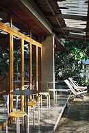 SUNKISS pool.bed.cafe