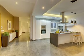 Luxury 3BR Apartment With Marina Views