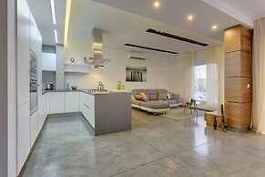 Luxury 3BR Apartment With Marina Views