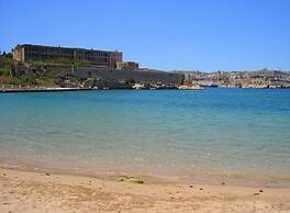 Charming Seafront House In Kalkara