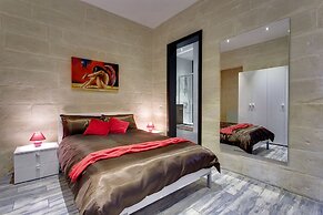 Charming Seafront House In Kalkara