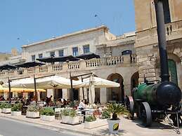 Charming Seafront House In Kalkara