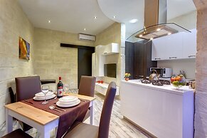 Charming Seafront House In Kalkara