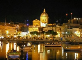 Charming Seafront House In Kalkara