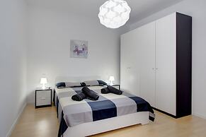 Modern Sea-view Apartment in a Prime Location