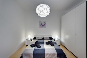 Modern Sea-view Apartment in a Prime Location