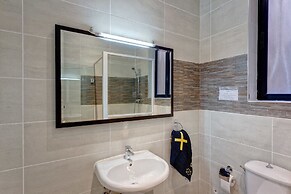 Spacious Seafront Apartment With Stunning Views