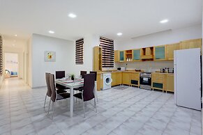 Spacious Seafront Apartment With Stunning Views