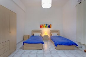 Spacious Seafront Apartment With Stunning Views