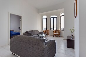 Spacious Seafront Apartment With Stunning Views