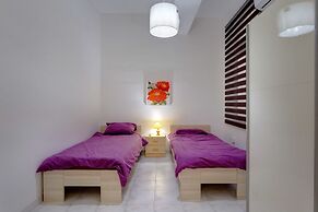 Spacious Seafront Apartment With Stunning Views