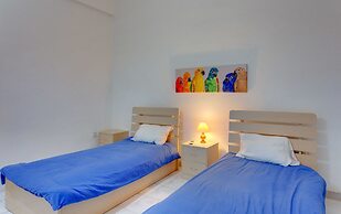 Spacious Seafront Apartment With Stunning Views