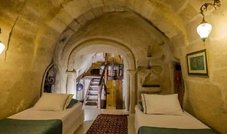 Patisca Cave House