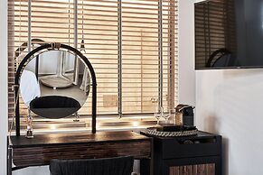 Volcano Luxury Suites Milos - Adults Only