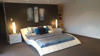 Hollywood Tree House